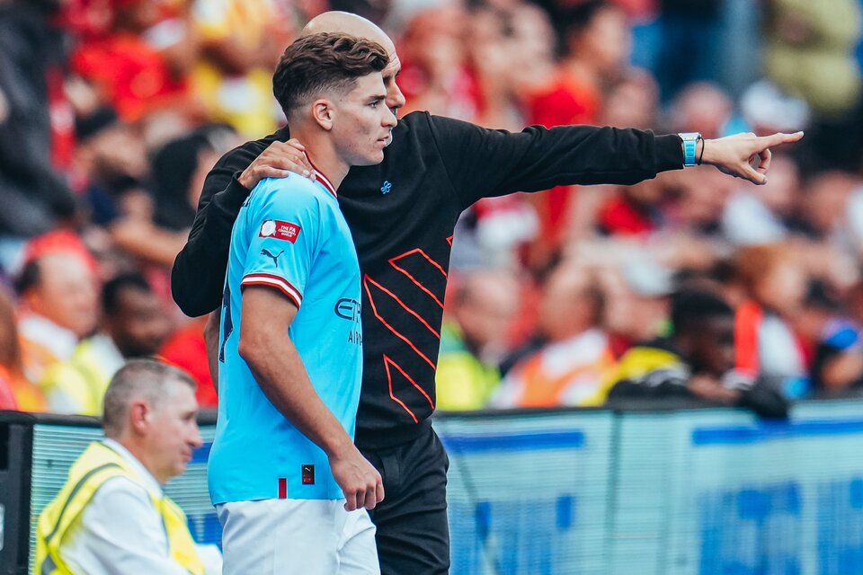 Julián Álvarez hizo un gol en su debut en el Manchester City. Imagen: @ManCityEs. 