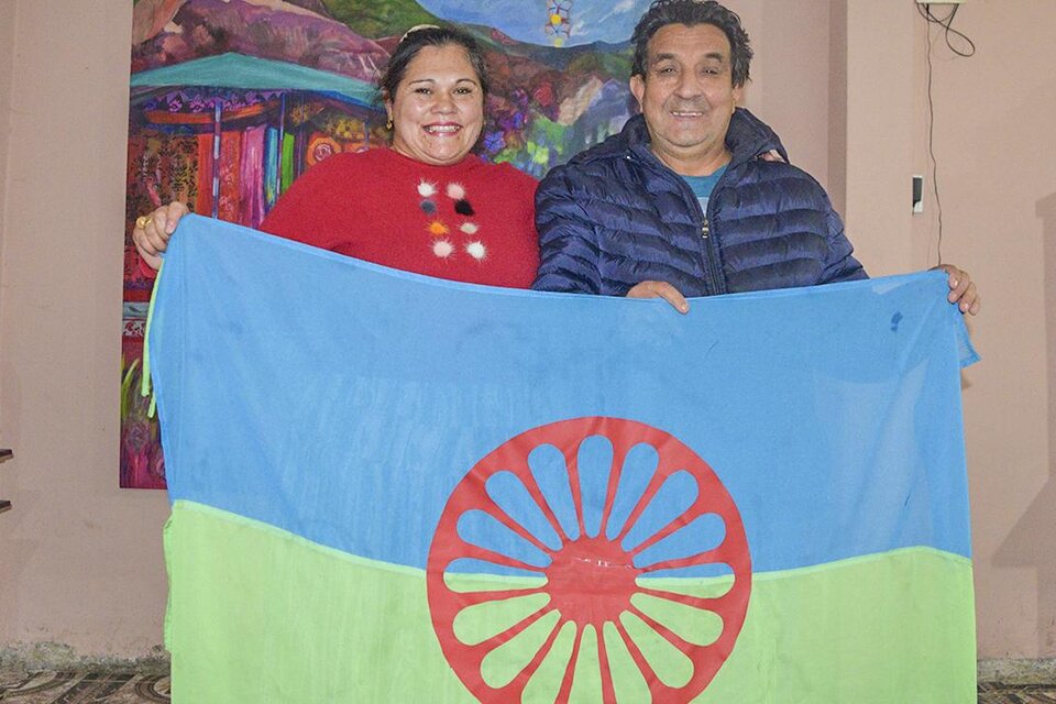 Elizabeth Infante de Juan y su marido Roberto Juan, sosteniendo la bandera del Pueblo Gitano