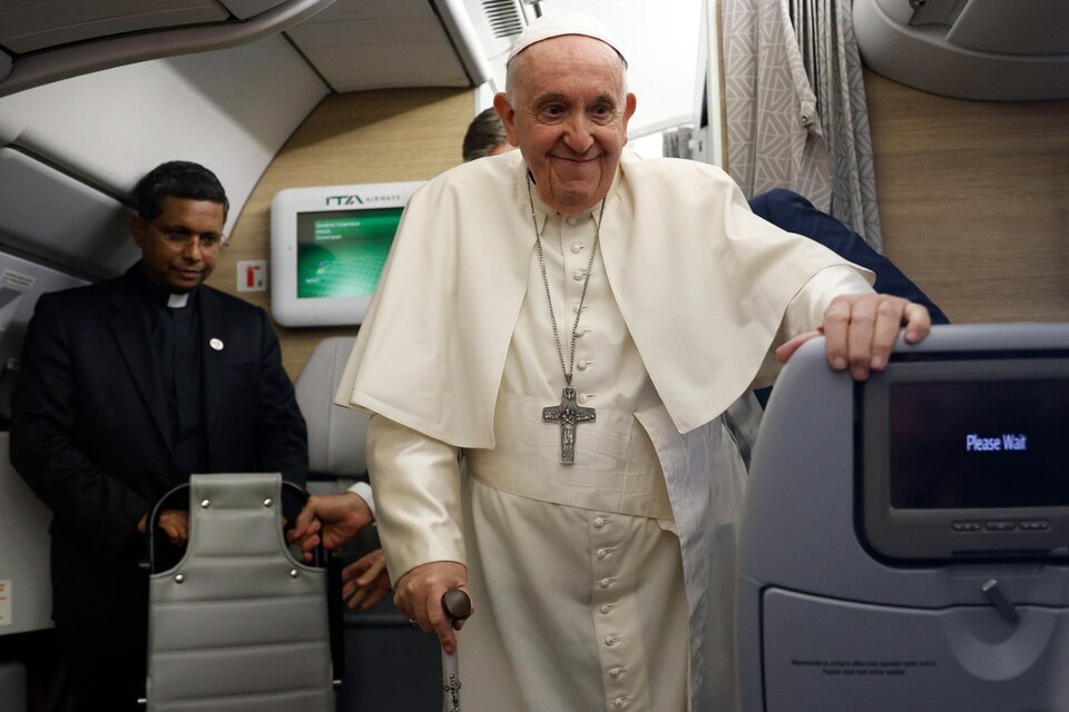 El Papa en vuelo de regreso al Vaticano desde Canadá. (Fuente: EFE)