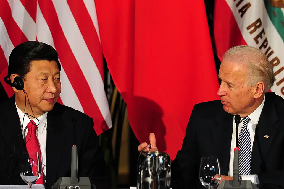 El presidente de China, Xi Jinping, y el presidente de Estados Unidos, Joe Biden, en una diálogo tenso sobre la hegemonia global.