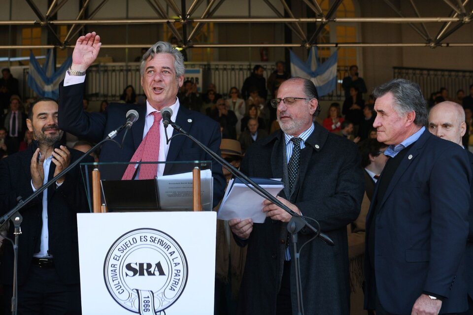 El presidente de la SRA, Nicolás Pino, pronuncia su discurso en la apertura de la 134° Exposición Rural.