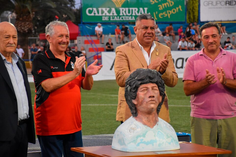 Maradona fue homenajeado en el torneo Sub 20 de L'Alcudia con un llamativo busto (Fuente: Prensa AFA)
