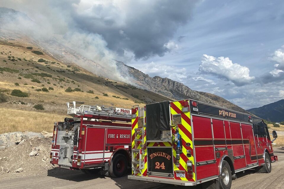 El incendio se extendió rápidamente montaña arriba y quemó menos de 1,5 kilómetros cuadrados, antes de ser controlado. Foto: Provo Fire & Rescue.