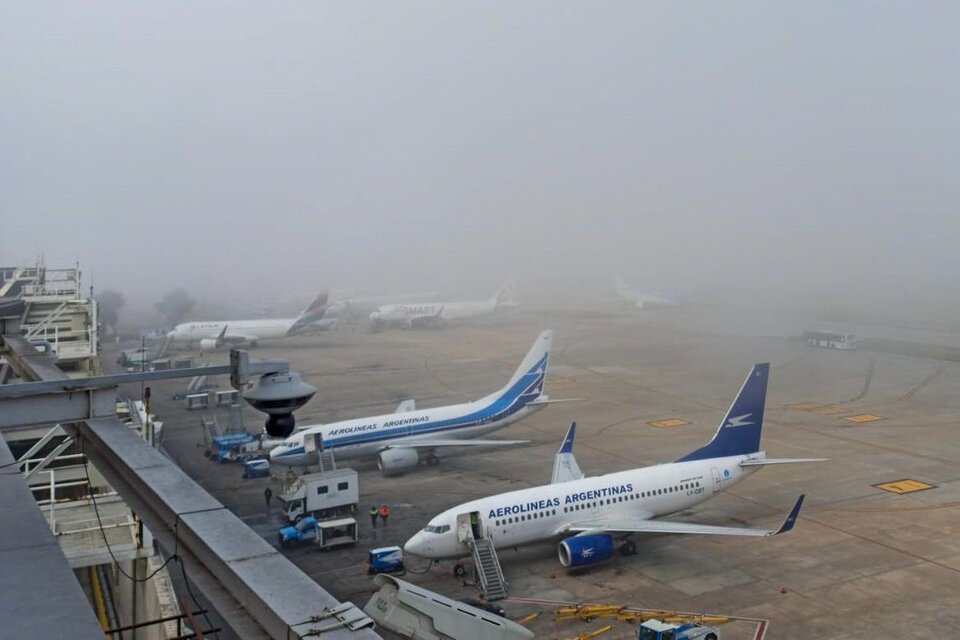 La niebla que cubrió esta madrugadada la Ciudad y la provincia de Buenos Aires redujo la visibilidad a 0.4 kilómetros. Imagen: NA.