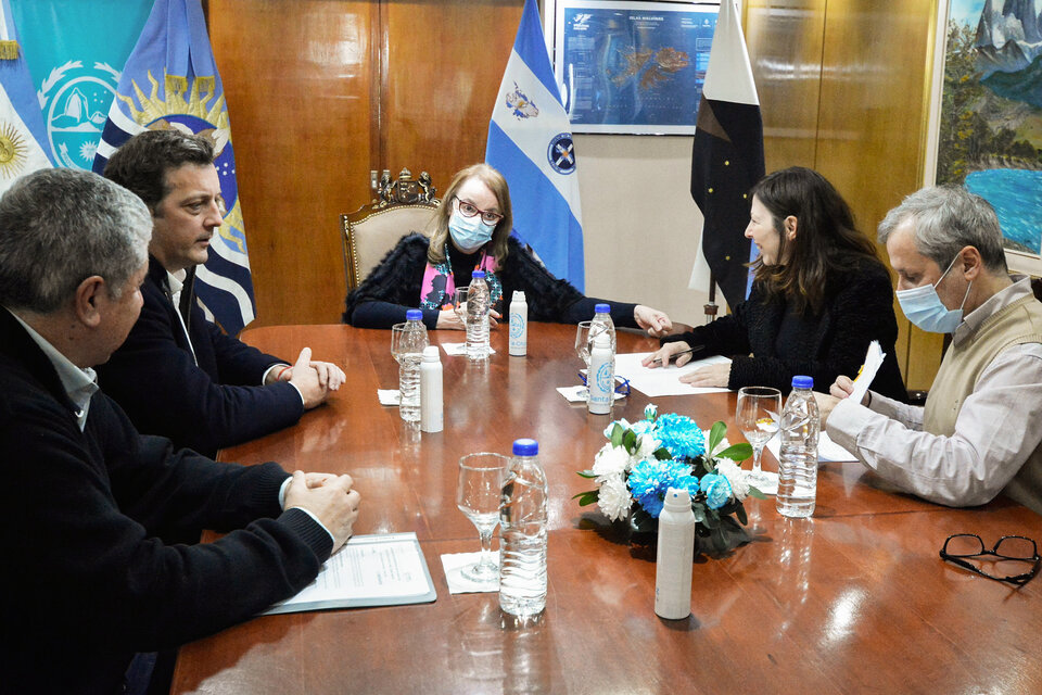 Batakis con la gobernadora Alicia Kirchner, al momento de la firma