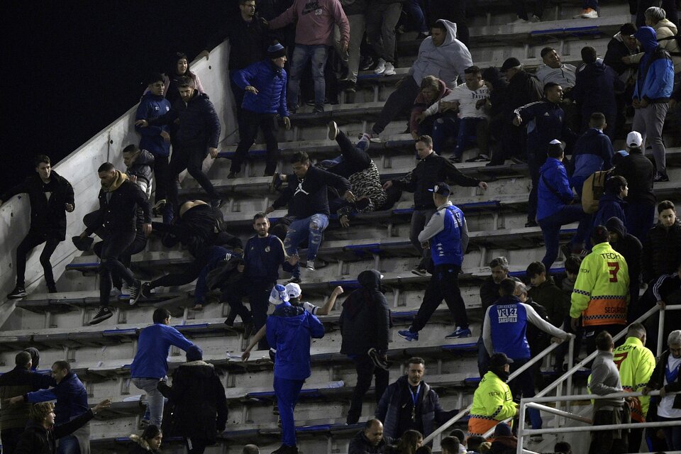 Momentos de máxima tensión se vivieron en la platea Sur alta del estadio de Vélez. Imagen: AFP.