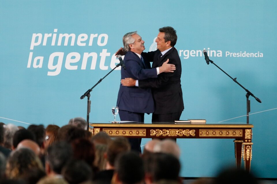 El momento del abrazo, en la jura de Massa como ministro.  (Fuente: Leandro Teysseire)