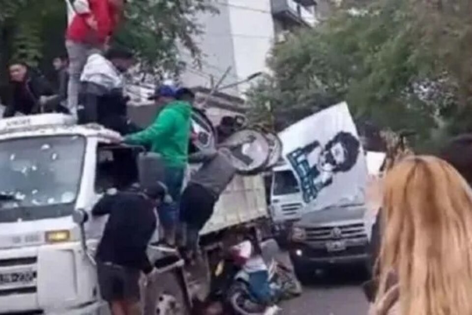 Momento en que la moto donde iba la nena, se cae y es atropellada por el camión. (Foto: captura de imagen)