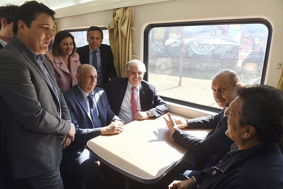 Fernández, Perotti y Massa, junto a otros funcionarios arriba del tren. (Fuente: Télam)