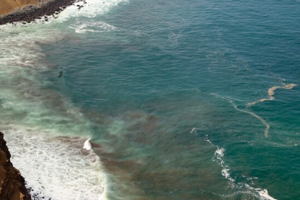 Playa afectada por el derrame de petroleo en Perú / Ministerio de Ambiente