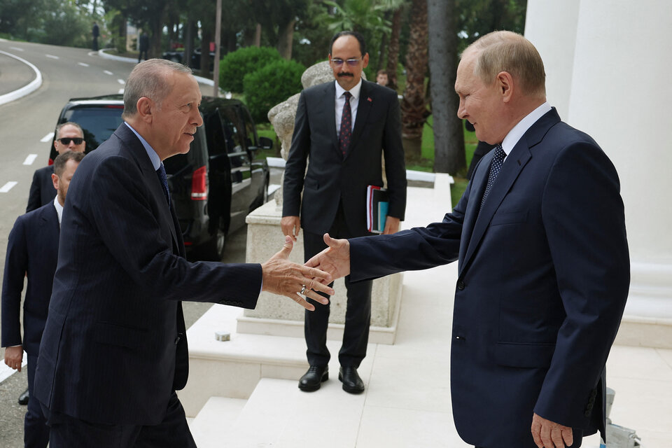 Erdogan y Putin se saludan este viernes en Sotchi, en su segundo encuentro en un mes.  (Fuente: AFP)