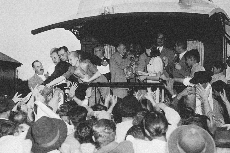Eva Perón en un viaje en tren.
