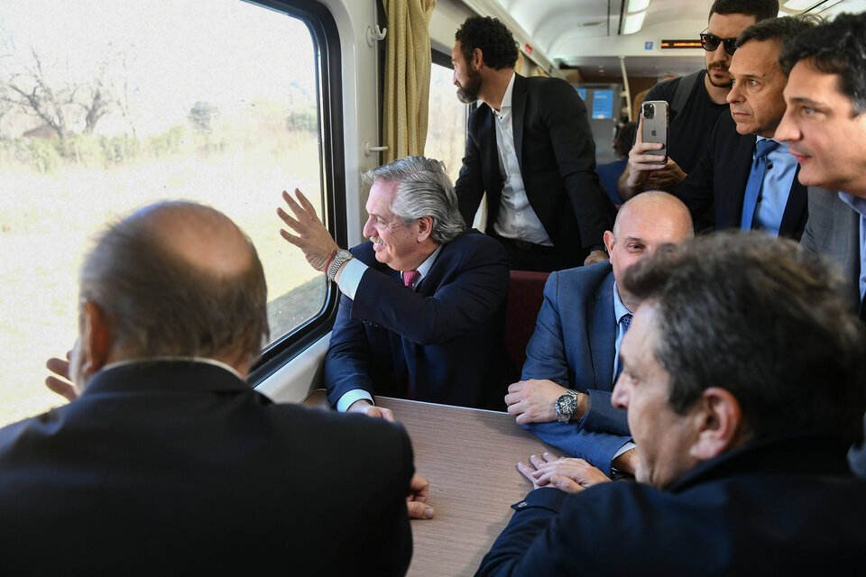 Alberto Fernández, Alexis Guerrera, Omar Perotti y Sergio Massa en el tren a Cañada de Gómez.