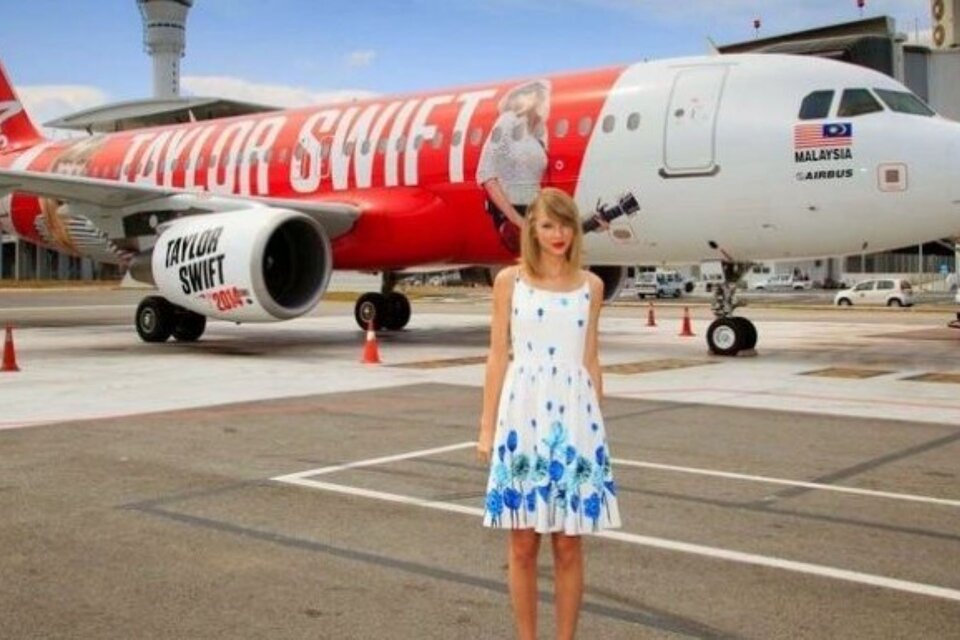 Taylor Swift y uno de sus dos aviones. La estrella del pop encabeza una lista de celebridades más contaminantes del mundo. 