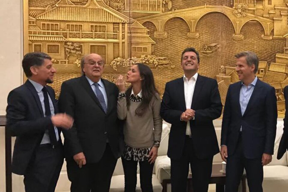 Epigrafe: Massa, Malena Galmarini, De Mendiguren, Redrado y Martínez Pandiani sonríen ante el Gran Mural del Pueblo en Beijing, durante una gira de 2017.