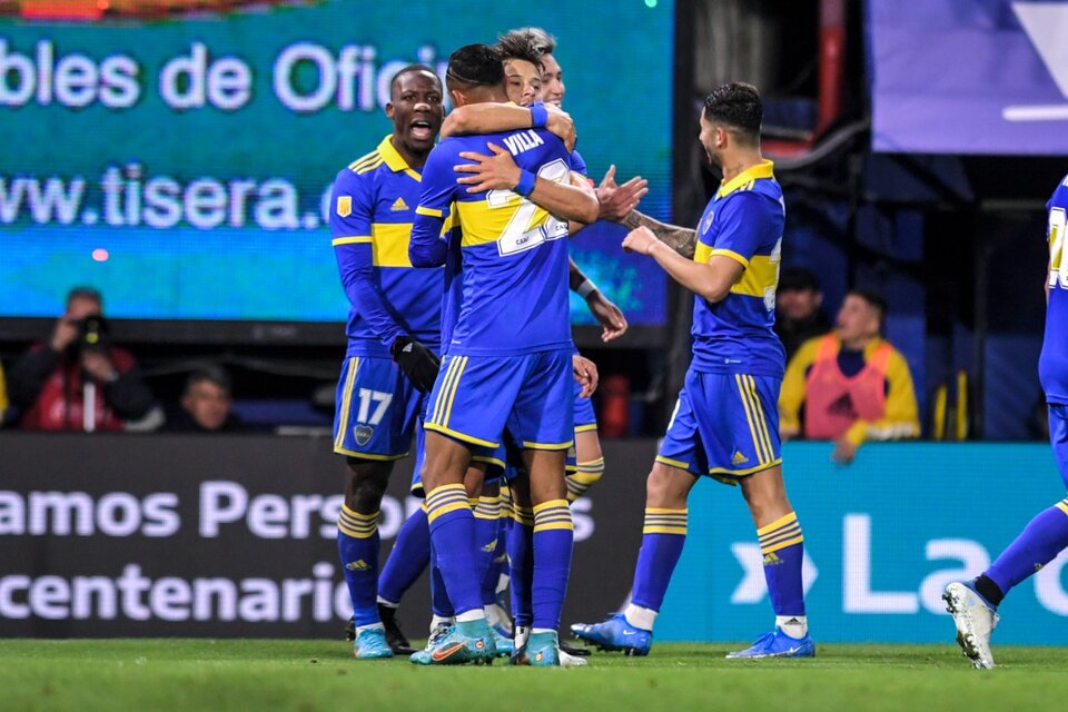 Los abrazos para Romero, que anotó sus primeros dos goles con la camiseta de Boca (Fuente: Télam)
