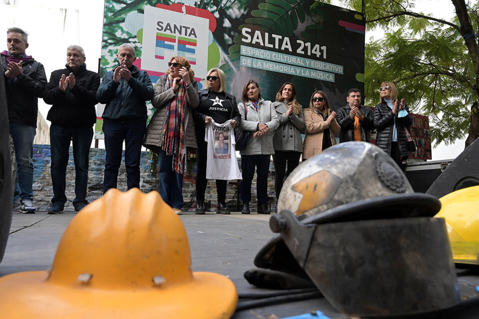 El acto central se realizó en el frente del edificio que sufrió la pérdida de gas.  (Fuente: Sebastián Granata)