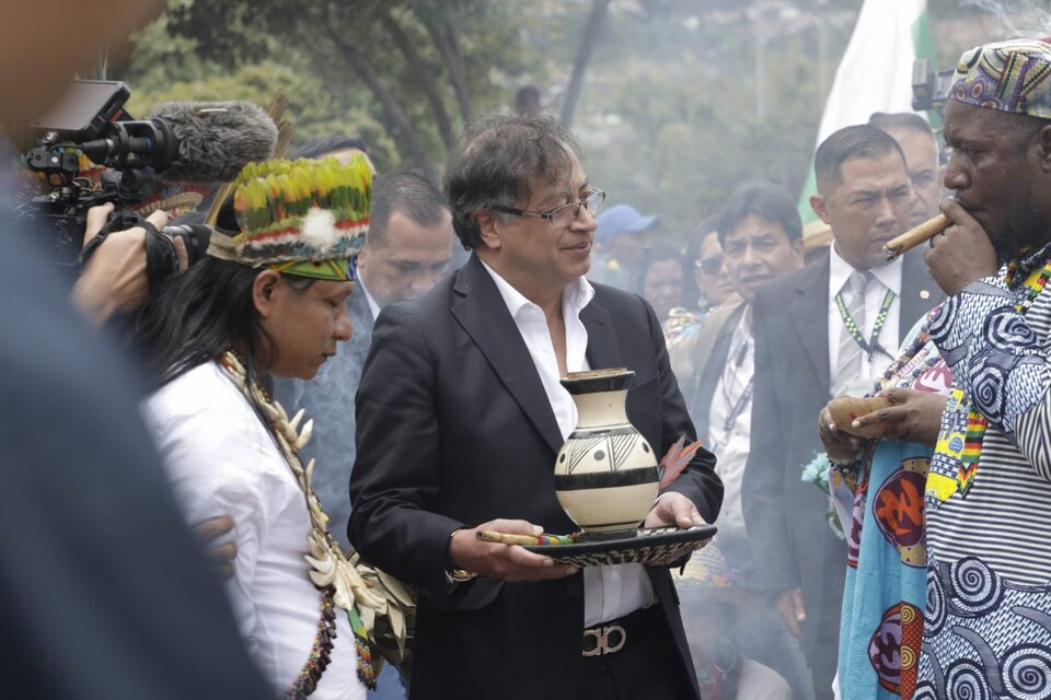 Ceremonia simbólica realizada a Gustavo Petro este sábado en Bogotá / @GloriaFlorezSI