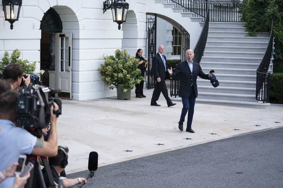 Joe Biden sale de la Casa Blanca tras 18 días de aislamiento por covid-19. Imagen: AFP