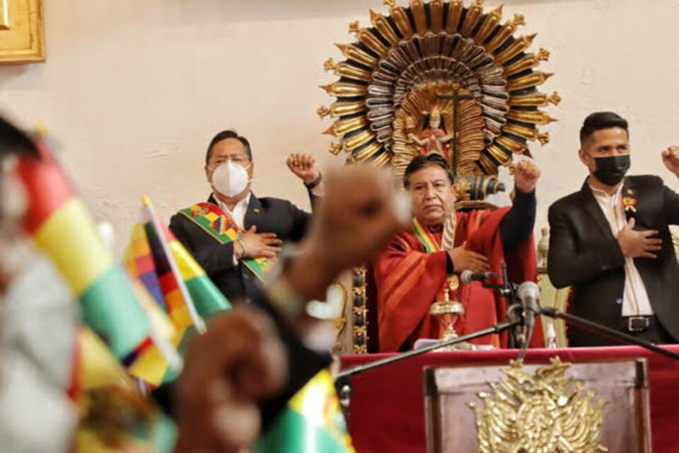 Presidente Luis Arce (a la izquierda) durante el acto de un nuevo aniversario de la independiencia de Bolivia / Presidencia de Bolivia