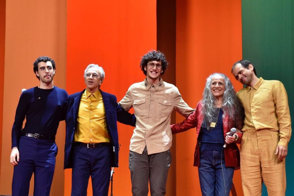 Caetano Veloso celebra sus 80 años junto a sus hijos y su hermana. Imagen: Twitter @caetanoveloso