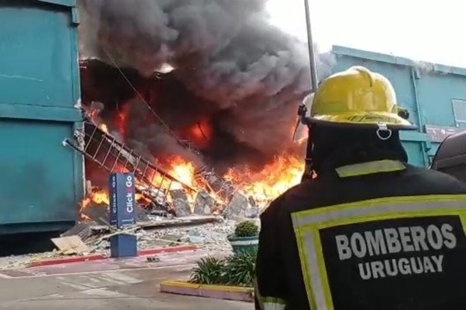 Se incendia un shopping en Punta del Este, se derrumbó una pared y buscan controlar el fuego. Foto: Dirección Nacional de Bomberos.