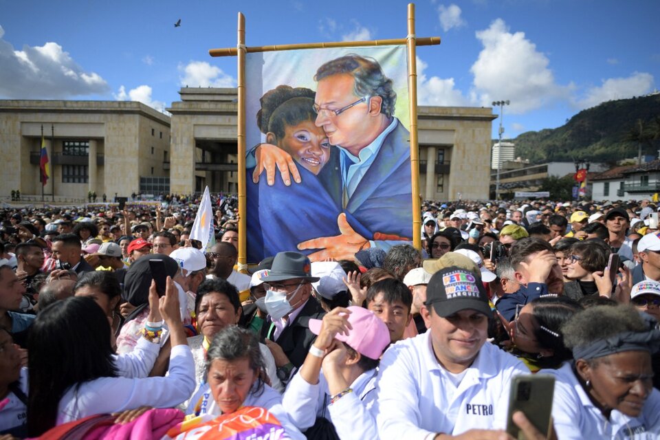 Petro abraza a su vice Francia Márquez, en un cuadro enarbolado por la multitud en la Plaza de Bolívar.