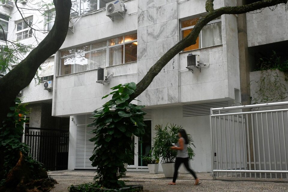 Entrada principal del edificio en el que vivían Hahn y su pareja, en el barrio de Ipanema. Foto: AFP.