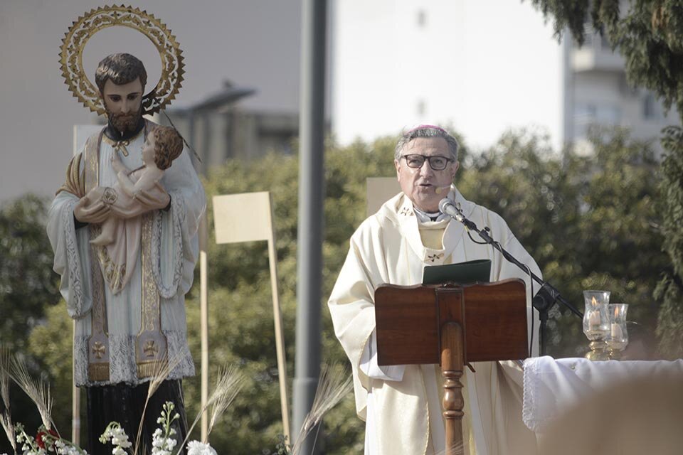 Monseñor Martín durante la homilía en la plaza Libertad. (Fuente: Sebastián Vargas)