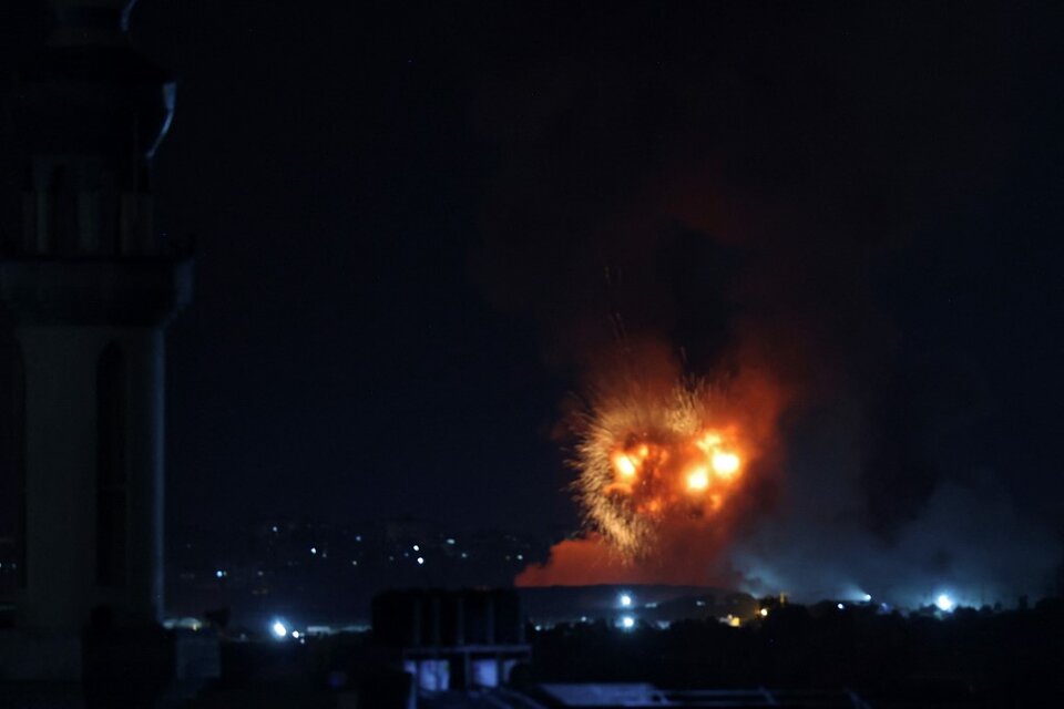 Llamas y humo tras un ataque aéreo israelí sobre la ciudad de Khan Yunis, en el sur de la Franja de Gaza, poco antes de un alto el fuego. Foto: AFP.