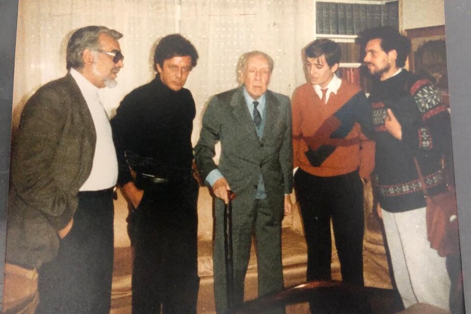 Luis García Montero, en la foto a la derecha de Borges, será uno de los participantes del encuentro virtual. Es poeta y director del Instituto Cervantes.