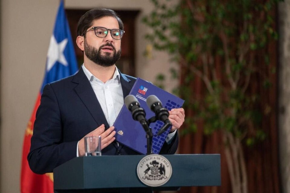 El presidente de Chile, Gabriel Boric, con el texto de la nueva Constitución que se llevará a plebiscito / Twitter de Presidencia de Chile 
