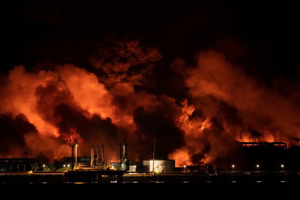 El incendio de un segundo tanque de combustible en una planta almacenadora dejó al menos un muerto, 16 desaparecidos y más de 30 heridos. Imagen: AFP
