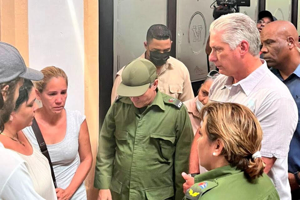 El presidente Miguel Díaz-Canel conversa con familiares de desaparecidos por el incendio / Presidencia de Cuba