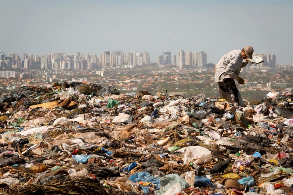 Buscando en la basura del masivo basural a cielo abierto de Brasilia, O Lixao. (Fuente: AFP)