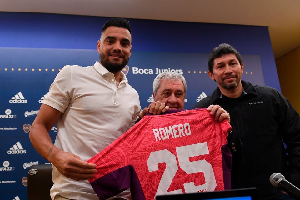 Romero muestra la #25 con el presidente Ameal y Bermúdez, del famoso Consejo de Fútbol (Fuente: Télam)