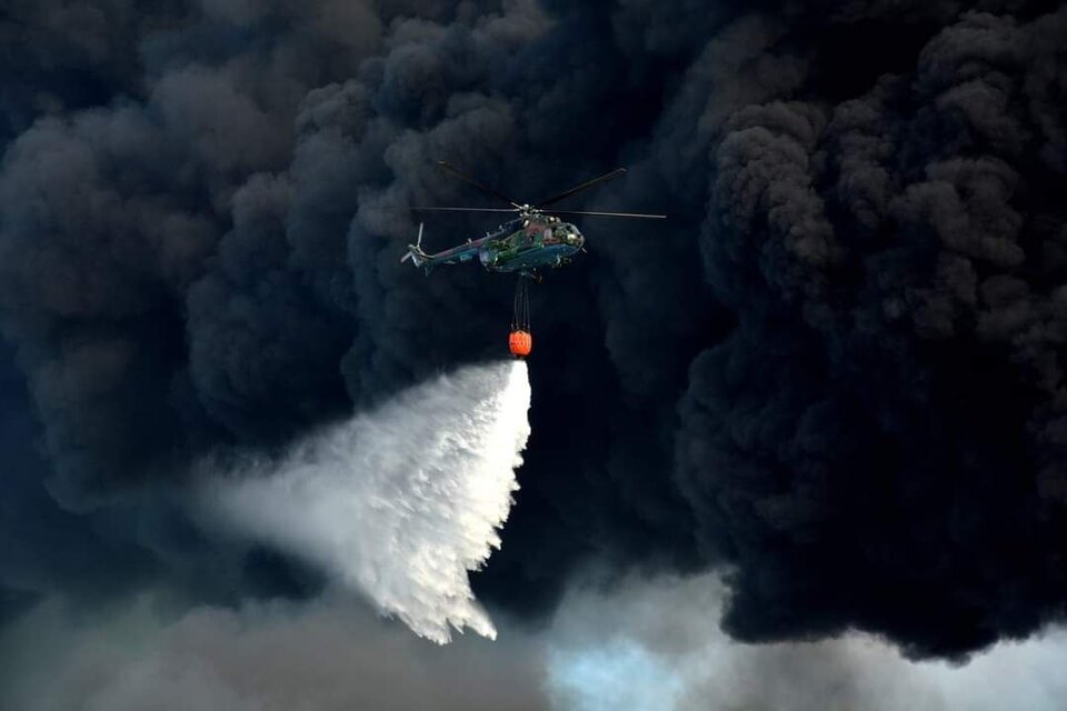 Un helicóptero durante el combate al incendio en Cuba / Twitter Ministerio de Salud Pública de Cuba