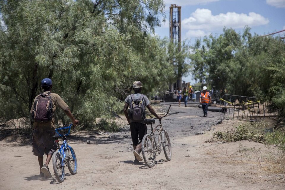 Los familiares de los mineros atrapados realizan un campamento en la mina, con la esperanza de encontrar a los trabajadores con vida. Foto: AFP.