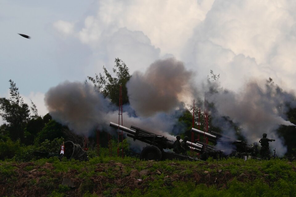 Artillería taiwanesa disparando durante los ejercicios. (Fuente: EFE)