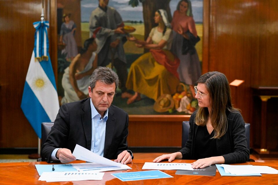El ministro de Economía, Sergio Massa, junto a la titular de la Anses, María Fernanda Raverta. 