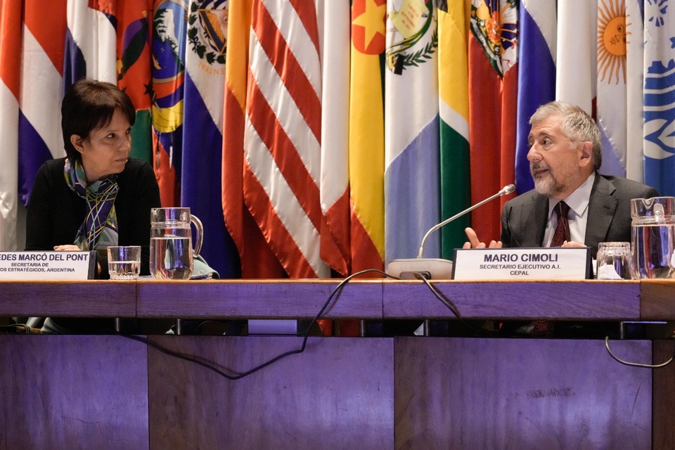 La secretaria de Asuntos Estratégicos, Mercedes Marcó del Pont, junto al secretario ejecutivo de la Cepal, Mario Cimoli.