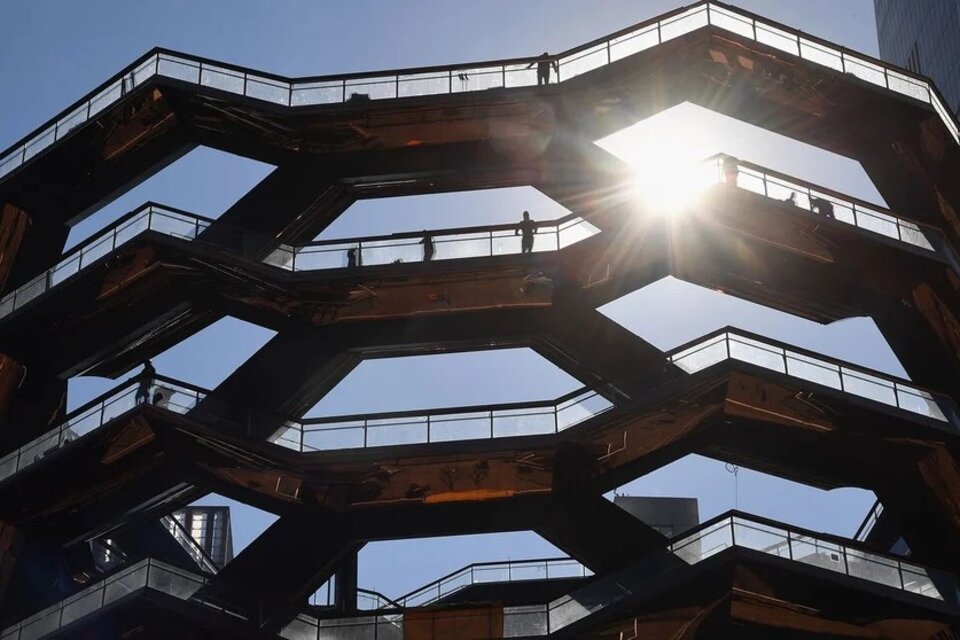 En la actualidad el monumento solo puede verse y fotografiarse desde abajo, estando cerrados al público todos sus accesos. Foto: AFP.