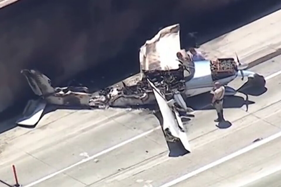 Así quedó el avión que se estrelló tras realizar una ataque de emergencia en una autopista de California. (Fuente: NA)