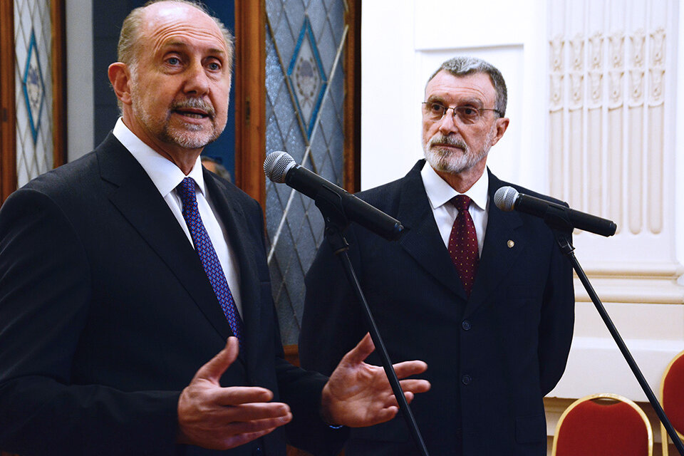 Perotti en el acto junto al flamante ministro de Seguridad Rubén Rimoldi,