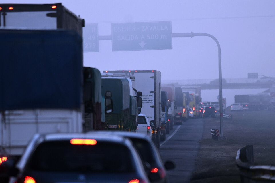 La escasa visibilidad por el humo obligó a cerrar la autopista Rosario-Buenos Aires. (Fuente: Télam)