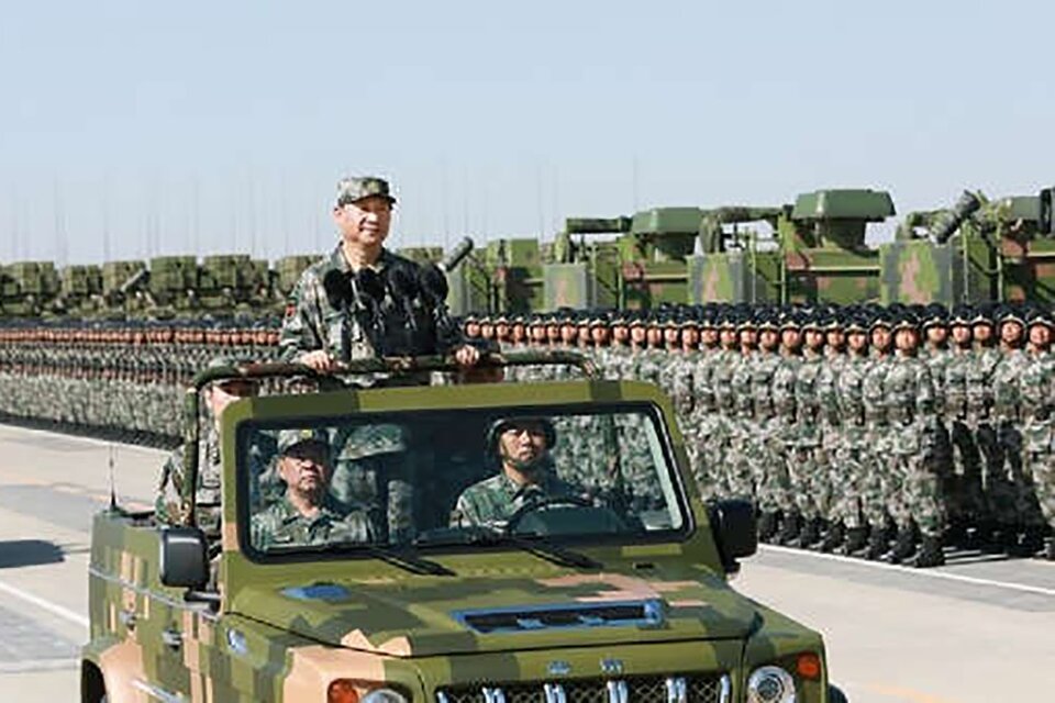 Xi Jinping,presidente de Chin, durante una revista de tropas. (Fuente: AFP)