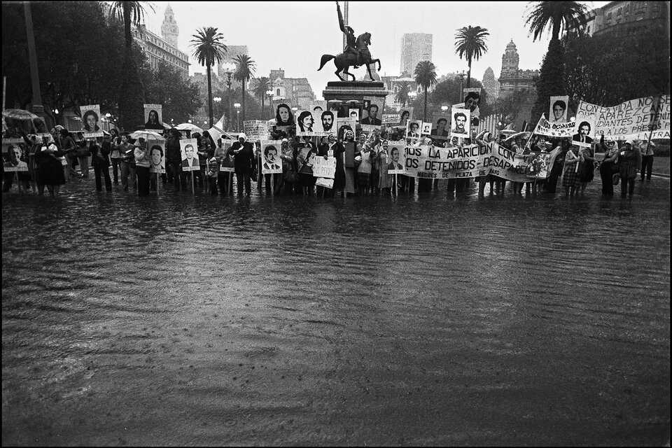 Las Madres de Plaza de Mayo, durante una de sus rondas, registrada en 1982. (Fuente: AFP)