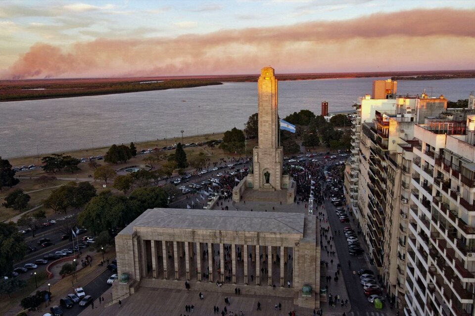 El humo avanza sobre Rosario, mientras en el Monumento a la Bandera una multitud reclama contra los incendios en las islas. (Fuente: Télam)