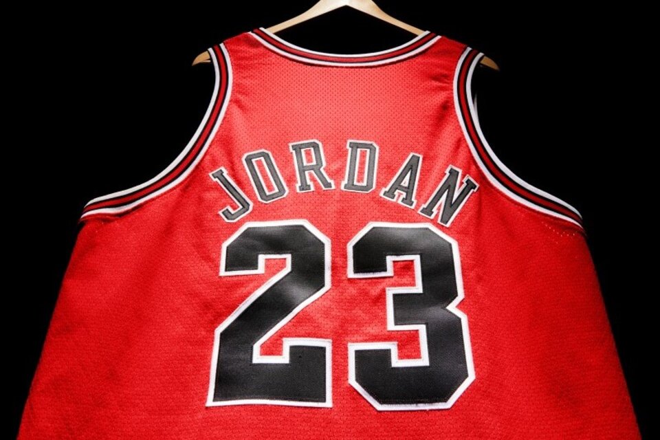 Rematan una camiseta de Michael Jordan. Imagen: Sotheby's. 