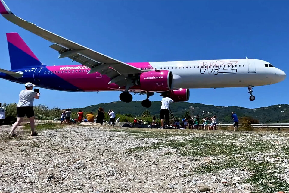 Las imágenes muestran el Airbus A321 neo de la compañía Wizz Air en pleno descenso en la isla de Skiathos, un popular destino turístico en el Mar Egeo.(Foto: captura de video)
